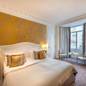 Superior King Room City or Courtyard View